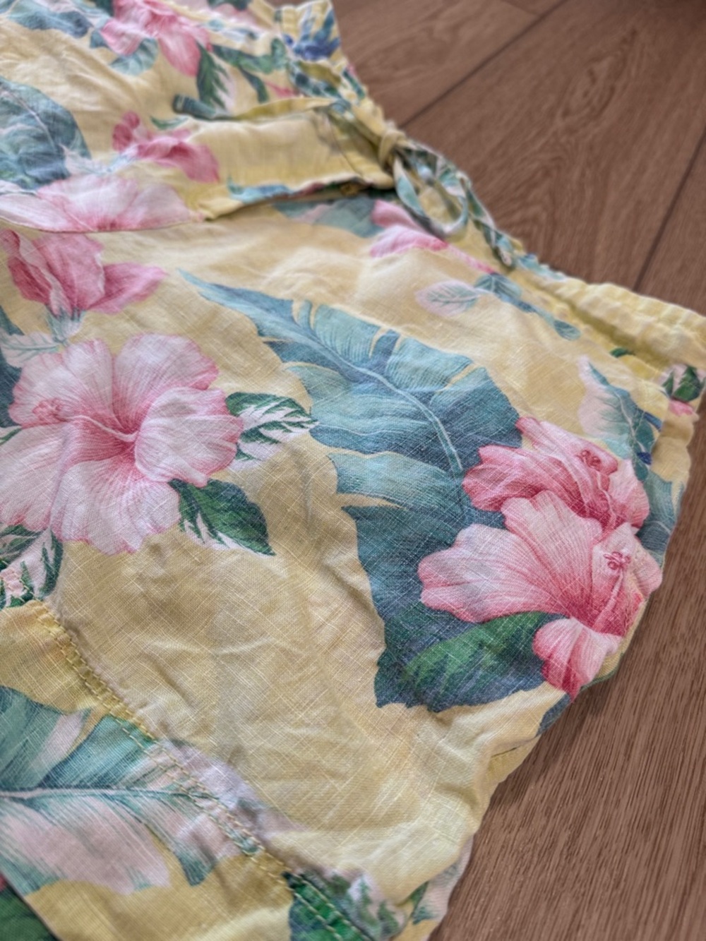 Tommy Bahama Linen Floral Cargo Shorts Sz M Butter Yellow Beachy Resortwear - Picture 2 of 10